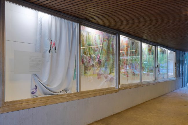 Gardinenstück, 2024, installation, Kunstvitrine, Marburg (Lahn), DE