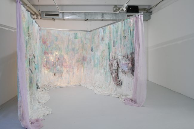 Gardinenstück - Ich will malen, 2025: Raumgreifende Installation